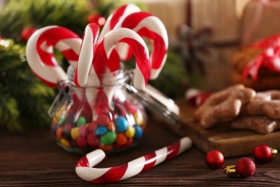 Filling cute jars with Chrsitmas sweets like candy canes is a delicious way to decorate and spread the festive spirit!