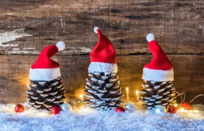 With just a few crafty touches, you can transform the humble pine cone into miniature Christmas trees!