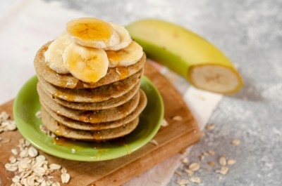 Pancakes topped with banana
